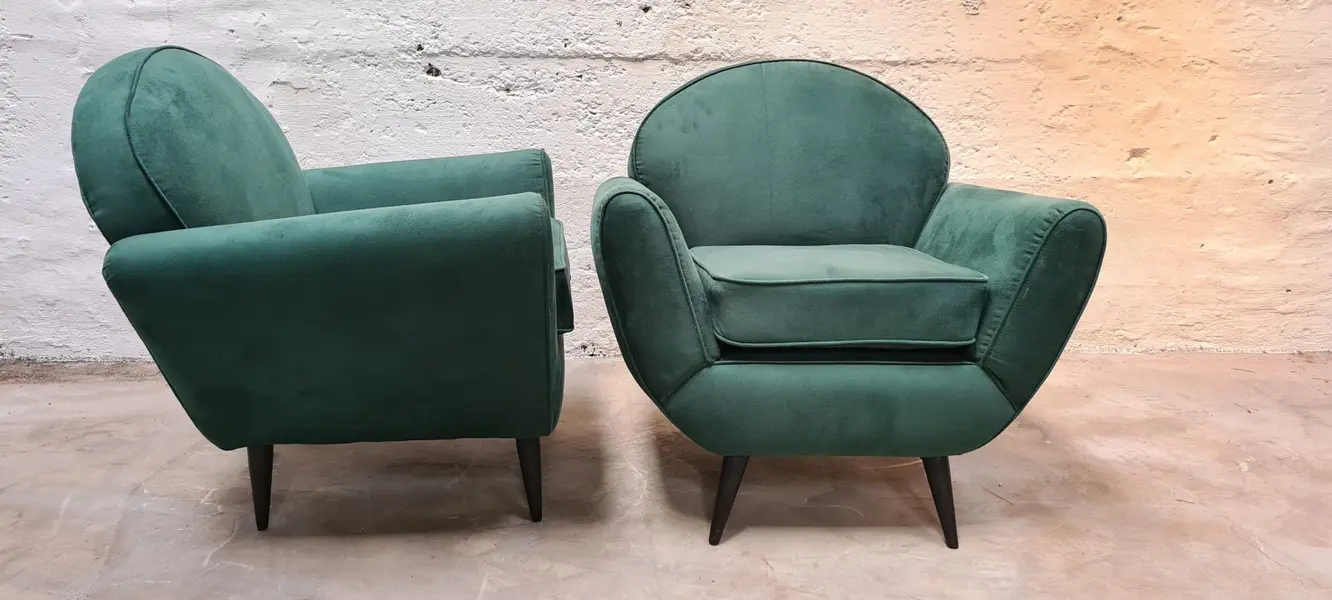Foto de um(a) Par poltronas em veludo verde - Durma e Usa, da categoria de Poltronas. Par de poltrona anos 50 Durma & Usa, estrutura em madeira ebanizada e estofado de veludo verde com molas ainda... Mostrado de uma perspectiva diferente. Vendido no marketplace Trésors.