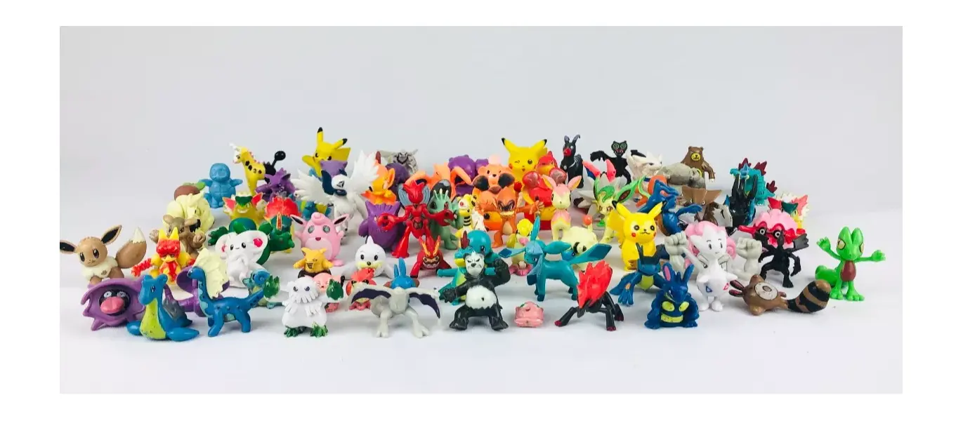 Foto de um(a) Lote Pokémon, da categoria de Brinquedos antigos. Kit de miniaturas Pokémon com personagens variados e possivelmente alguns repetidos. Mínimas marcas de uso. Em bom estado. Mostrado de uma perspectiva diferente. Vendido no marketplace Trésors.