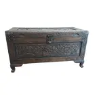 Foto de um(a) Baú tailandês em madeira entalhada, da categoria de Baús. Baú tailandês em madeira entalhada artesanalmente. Mede A 42cm L 88cm e P 48cm. MEDINDO: C:48 CM L:88 CM A:42 CM. Vendido no marketplace Trésors.