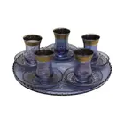 Foto de um(a) Conjunto de chá Turco, da categoria de Acessórios de cozinha. Conjunto para chá em vidro na tonalidade lilás, acompanha bandeja redonda com decoração em arabescos dourados e 5 copos com... Vendido no marketplace Trésors.