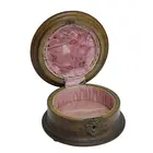 Foto de um(a) Caixa Porta Joia Em Madeira Nobre Marrom, da categoria de Porta-Jóias. Antiga caixa porta joias redonda em madeira nobre, com marchetaria e assente em tripé no formato de bolas. Apresenta aplique... Vendido no marketplace Trésors.