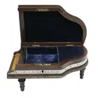 Foto de um(a) Caixa Porta Joia Formato De Piano Marrom, da categoria de Cestos e Caixas. Charmosa e antiga caixa porta joias musical em formato de piano com apliques em prata de lei. Assente em tripé torneado e... Vendido no marketplace Trésors.