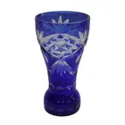 Foto de um(a) Vaso Cônico Em Cristal Double, da categoria de Vasos. Vaso cônico em cristal azul double com lapidações manuais. Medidas 18A X 9D. Em bom estado com pequeno bicado na borda. Vendido no marketplace Trésors.