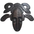 Foto de um(a) Máscara Decorativa em Madeira Nobre – Entalhe de Serpentes e Simbolismo Africano, da categoria de Objetos de parede esculturais. Esta é uma peça de arte mural imponente e sofisticada, perfeita para colecionadores ou para quem deseja um ponto focal... Vendido no marketplace Trésors.
