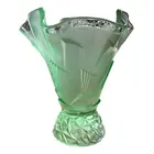 Foto de um(a) Antigo Raro Vaso Art Deco Vidro Satiné Uralina Uranium Glass, da categoria de Vasos. ~ Uranium Glass ~Peças que contém óxido de urânio em sua composição ficam com um lindo tom de verde fluorescente quando... Vendido no marketplace Trésors.