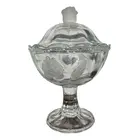 Foto de um(a) Antiga Bomboniere Compoteira Em Cristal Francês Satiné, da categoria de Garrafas, potes e jarros. Antiga bomboniere compoteira em cristal francês prensado, com detalhes em Satiné, decoração floral em relevo e acetinada.... Vendido no marketplace Trésors.