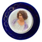 Foto de um(a) Antigo Raro Prato Rosto De Dama Porcelana Francesa Assinado, da categoria de Pratos Decorativos. ~ Coleção damas ~Antigo e raro prato artístico em porcelana francesa, cor azul cobalto. Pintado à mão. Original do início do... Vendido no marketplace Trésors.