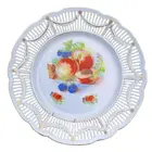 Foto de um(a) Antigo Grande Prato Medalhão Porcelana Alemã Fenestrado, da categoria de Pratos Decorativos. Schumann, Bavaria. Germany. Antigo e grande prato medalhão decorativo com decoração de frutas, dita natureza morta, borda... Vendido no marketplace Trésors.
