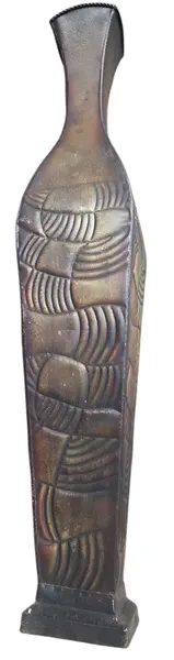 Foto de um(a) Vaso de chão em metal, da categoria de Cachepot. Adicione sofisticação e presença ao seu ambiente com este imponente vaso de chão.Mede: 17x17x93cm de altura. Mostrado de uma perspectiva diferente. Vendido no marketplace Trésors.