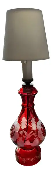 Foto de um(a) Antigo Abajur Luminária D Mesa Cristal Tcheco Egermann Glass, da categoria de Abajures. ~ Egermann Glass ~ Antigo e lindo abajur em cristal Tcheco vermelho rubi, com primorosa lapidação manual. Ao redor da peça é... Vendido no marketplace Trésors.