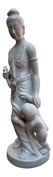 Foto de um(a) Antiga Escultura Chinesa Divindade Oriental Blanc De Chine, da categoria de Escultura. ~ Blanc de Chine ~Antigo bloco escultórico oriental em porcelana chinesa, representando divindade feminina e criança. Peça... Mostrado de uma perspectiva diferente. Vendido no marketplace Trésors.