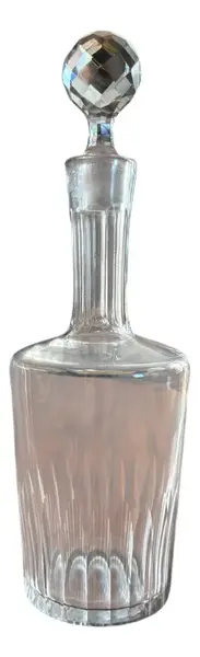 Foto de um(a) Antiga Garrafa Galheteiro Licoreira Cristal France Baccarat, da categoria de Garrafas, potes e jarros. Antiga e finíssima garrafa em cristal francês Baccarat. Peça versátil, pode ser usada como galheteiro. Design clássico e... Vendido no marketplace Trésors.