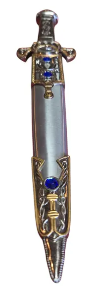 Foto de um(a) Adaga Decorativa de Fantasia com Bainha – Detalhes em Relevo e Cristais Sintéticos Azuis, da categoria de Facas. Adaga decorativa com design inspirado na fantasia épica, apresentando um acabamento refinado em tons de prata e ouro... Mostrado de uma perspectiva diferente. Vendido no marketplace Trésors.