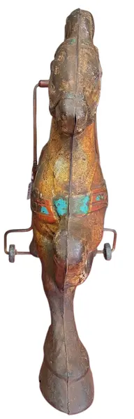 Foto de um(a) Pônei Mobo Bronco – Original England, da categoria de Brinquedos antigos. Este exemplar autêntico do "Mobo Bronco" é uma verdadeira peça de história. Fabricado na Inglaterra. Mostrado de uma perspectiva diferente. Vendido no marketplace Trésors.