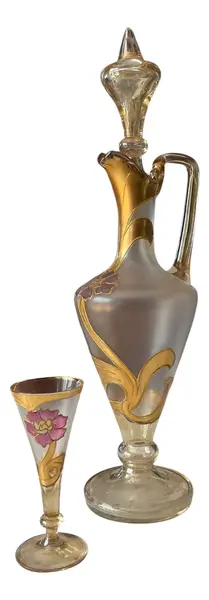 Foto de um(a) Antiga Garrafa Licoreira com Alça Vidro Veneziano Art Nouveau, da categoria de Garrafas. Antiga e belíssima garrafa licoreira em finíssimo vidro artístico veneziano. Base translúcida e o corpo satiné, decoração... Mostrado de uma perspectiva diferente. Vendido no marketplace Trésors.