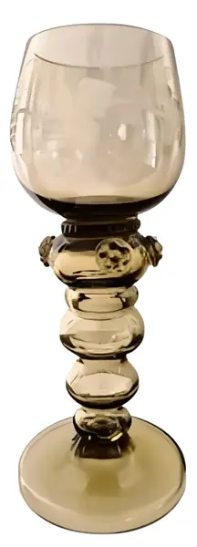 Foto de um(a) Taça Bohemia Cristal Fume Gravado, da categoria de Taças. Esta é uma peça rara e encantadora, ideal para colecionadores, amantes de antiguidades ou para quem deseja adicionar um... Vendido no marketplace Trésors.