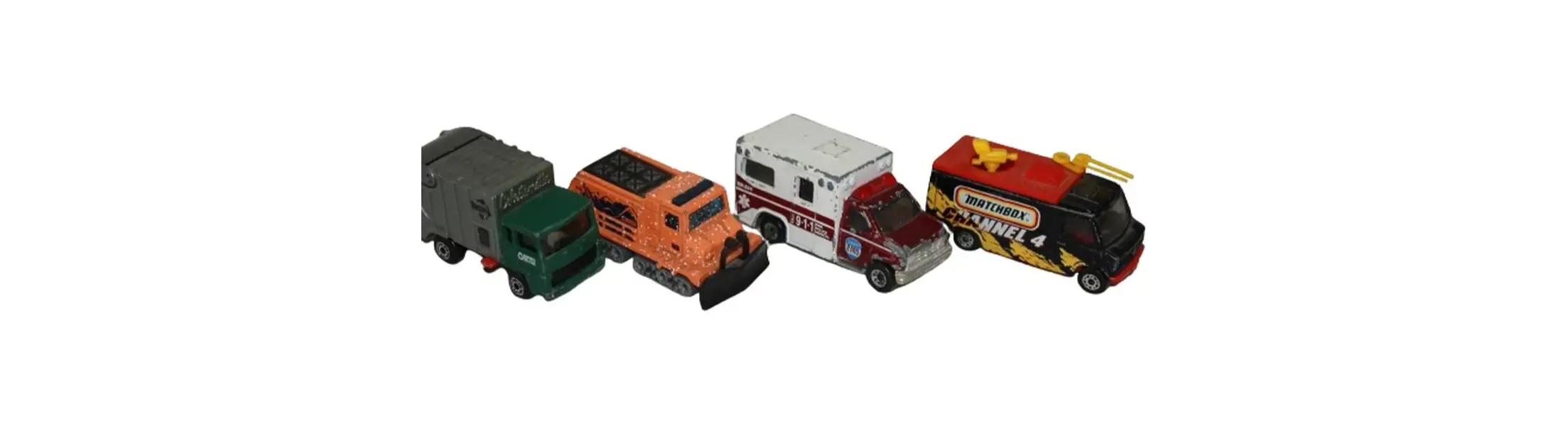 Foto de um(a) Conjunto de carrinhos Matchbox, da categoria de Carros e caminhões de brinquedo. Conjunto com 4 carrinhos Matchbox, ambos apresentam marcas do tempo. Em bom estado. Mostrado de uma perspectiva diferente. Vendido no marketplace Trésors.