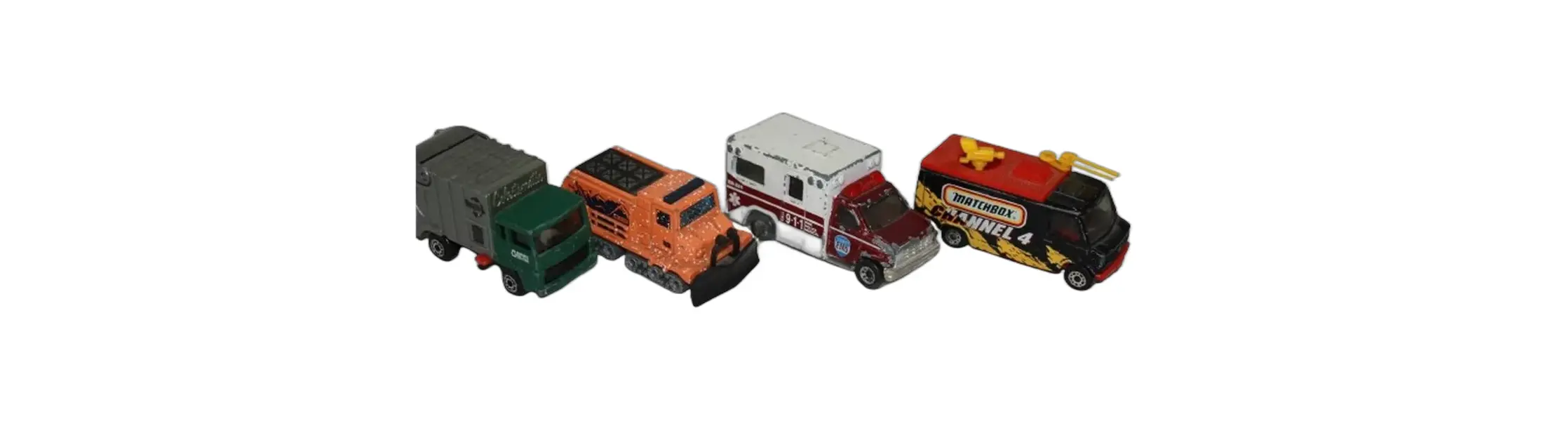 Foto de um(a) Conjunto de carrinhos Matchbox, da categoria de Carros e caminhões de brinquedo. Conjunto com 4 carrinhos Matchbox, ambos apresentam marcas do tempo. Em bom estado. Vendido no marketplace Trésors.
