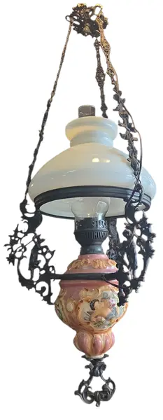 Foto de um(a) Lustre Antigo em Ferro Forjado, Cerâmica Esmaltada e Opalina, da categoria de Lustres. Lustre antigo decorativo, combinando a robustez do ferro com a delicadeza de detalhes em cerâmica esmaltada. Conta com... Vendido no marketplace Trésors.
