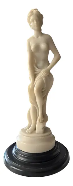 Foto de um(a) Antiga Obra Grega Escultura Dama Afrodite Resina Italiana, da categoria de Escultura. Antiga e finíssima escultura italiana representando figura feminina em resina marmorizada. Linda peça para decorar uma... Vendido no marketplace Trésors.