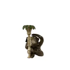 Foto de um(a) Castiçal em Cerâmica em Forma de Macaco, da categoria de Castiçais. Castiçal fabricado em cerâmica, representando um macaco junto a um pilar com folhas. Vendido no marketplace Trésors.