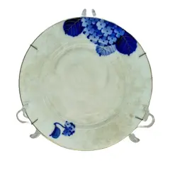 Foto de um(a) PRATO RASO HORTÊNSIAS IMPERIAL IRONSTONE WARE, da categoria de Pratos Decorativos. Antigo prato raso, porcelana japonesa IMPERIAL IRONSTONE WARE. Desenho hortênsia azul com borda e detalhes em fio de ouro.... Vendido no marketplace Trésors.