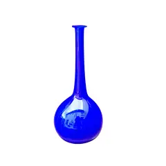 Foto de um(a) Garrafa nariz de palhaço em Murano, da categoria de Garrafas, potes e jarros. A garrafa Nariz de Palhaço Azul, produzida em Murano, é uma peça única caracterizada por seu design distinto em forma de... Vendido no marketplace Trésors.
