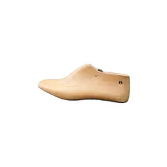 Foto de um(a) Molde pé madeira pequeno, da categoria de Decoração. Antigo molde de sapato em madeira.Dimensões: Altura 7cm x largura 19 cm x profundidade 7 cm. Vendido no marketplace Trésors.