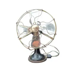 Foto de um(a) Ventilador 1919 AEG americano, da categoria de Objetos decorativos. Ventilador Aeg autêntico dos anos 1940. Importado, na cor preta original, com grade e hélice em metal polido. Além de ser um... Vendido no marketplace Trésors.