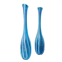 Foto de um(a) Par de Vasos de Murano, da categoria de Vasos. Os antigos vasos de Murano, feitos à mão, são verdadeiras obras de arte em vidro soprado, destacando-se pela tonalidade azul... Vendido no marketplace Trésors.