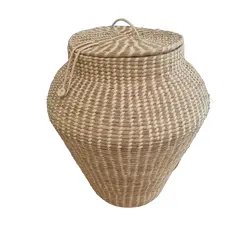 Foto de um(a) Cesto com tampa - 44 cm, da categoria de Cestos e Caixas. Cesto com design de pote com tampa feito artesanalmente com fibra de taboa trançada. Vendido no marketplace Trésors.
