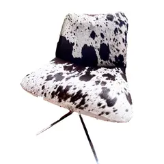 Foto de um(a) Poltrona peluda de couro de vaca, da categoria de Poltronas. Poltrona em pelo de vaca legítimo, pés em ferro, ótimo estado de conservação. Confortável e intensa, é também objeto de... Vendido no marketplace Trésors.