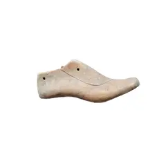 Foto de um(a) Molde pé madeira grande, da categoria de Decoração. Antigo molde de sapato em madeira tamanho grande.Dimensões: Altura 10cm x largura 25cm x profundidade 9cm. Vendido no marketplace Trésors.