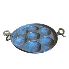 Foto de um(a) Antiga forma para ovos em cobre iraquiano, da categoria de Panelas. Antiga forma para ovos, em cobre adquirida no Iraque nos anos 80. Uma peça rara, perfeita para decorações mais rústicas.... Vendido no marketplace Trésors.
