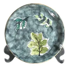 Foto de um(a) Prato em cerâmica pintado a mão - Prado, da categoria de Pratos Decorativos. PRADO - prato em cerâmica pintado a mão, com motivos de plantas, manufatura da tradicional marca dos anos 50 -70. Peça... Vendido no marketplace Trésors.