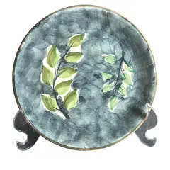Foto de um(a) Prato em cerâmica pintado a mão - Prado, da categoria de Pratos Decorativos. PRADO - prato em cerâmica pintado a mão, com motivos de plantas, manufatura da tradicional marca dos anos 50 -70. Peça... Vendido no marketplace Trésors.