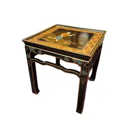 Foto de um(a) Mesa lateral estilo oriental - Móveis Paciornik, da categoria de Mesas laterais. Mesinha lateral quadrada, com desenhos e ornamentos estilo ocidental e tampo de vidro. Móveis Paciornik. Apresenta marcas do... Vendido no marketplace Trésors.