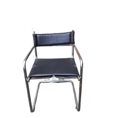 Foto de um(a) Antiga cadeira de braço em metal e couro - estilo Bauhaus, da categoria de Outras cadeiras . Cadeira Bauhaus Antiga - Forma e Função - compõe a estrutura tubular de metal com o couro. Vendido no marketplace Trésors.