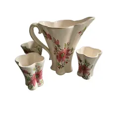 Foto de um(a) Antiga jarra com 3 copos de porcelana - Tailandesa, da categoria de Bules. Conjunto tailandês,antiguidade. Vendido no marketplace Trésors.