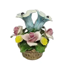 Foto de um(a) Escultura porcelana italiana Capodimonte - Cesta de flores, da categoria de Escultura. Escultura bibelô 'Cesta de flores' em porcelana italiana Capodimonte. Possui pequeno desgaste em uma das pétalas. A Fábrica... Vendido no marketplace Trésors.