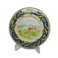 Foto de um(a) Prato decorativo em cerâmica pintada à mão, da categoria de Pratos Decorativos. Prato decorativo em cerâmica pintada à mão, para pendurar na parede (acompanha o suporte traseiro). Paisagem bucólica da... Vendido no marketplace Trésors.