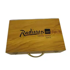 Foto de um(a) Caixa Hotel Radisson antiga em madeira, da categoria de Cestos e Caixas. Caixa de madeira antiga, da rede de hotéis Radisson. Possui divisórias internas para uma garrafa pequena, compartimento para... Vendido no marketplace Trésors.