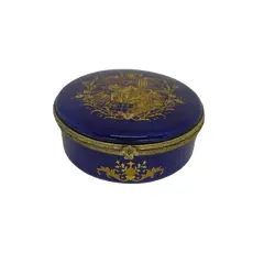 Foto de um(a) Caixa porta jóias em porcelana Limoges, da categoria de Cestos e Caixas. Caixa redonda porta jóias em porcelana Limoges. Cor azul cobalto com desenhos e detalhes em dourado. MEDE A: 3,5cm D: 10cm. Vendido no marketplace Trésors.