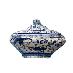 Foto de um(a) Centro de mesa em porcelana assinada Luiz Salvador, da categoria de Centro de mesa. Elegante e raro centro de mesa com tampa e pega em porcelana pintada a mão Luiz Salvador 20A x 28C x 22L assinada e em... Vendido no marketplace Trésors.