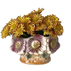 Foto de um(a) Floreira Cintilante Vintage de Porcelana, da categoria de Vasos. Desfrute da beleza vintage com esta floreira cintilante de porcelana! Com medidas de altura de 7,5 cm e largura de 9,5 cm, é... Vendido no marketplace Trésors.
