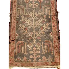 Foto de um(a) Antiga passadeira persa, da categoria de Tapetes. Antiga passadeira persa medindo 3,50m x 90cm.Bordas desgastadas, trechos gastos pelo uso. Vendido no marketplace Trésors.