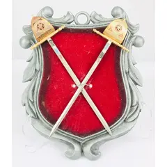 Foto de um(a) Brasão decorativo de toledo, da categoria de Outros objetos decorativos. BRASÃO DECORATIVO DE TOLEDO COM ESPADAS NÃO ORIGINAIS E FALTANDO BASE EM MADEIRA NA PARTE DE TRÁS. MEDE 21A X 17C. EM BOM... Vendido no marketplace Trésors.