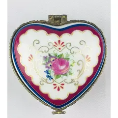 Foto de um(a) Porta-jóias em formato de coração, da categoria de Porta-Jóias. Porta-jóias em porcelana branca no formato de coração com flores em policromia e metal dourado. Mede 7cm de diâmetro,... Vendido no marketplace Trésors.