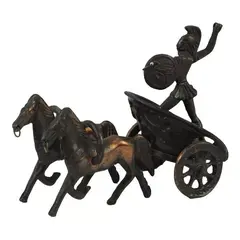 Foto de um(a) Biga romana com gladiador, da categoria de Escultura. Sólida biga romana com gladiador em metal cobreado, todo articulado. Peça muito bonita e original. Medidas 13A x 18C x 9L.... Vendido no marketplace Trésors.