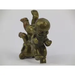 Foto de um(a) Estatueta em bronze casal de crianças, da categoria de Escultura. Original escultura em bronze maciço representando casal de crianças a brincar. Peça não assinada mas muito expressiva. Mede:... Vendido no marketplace Trésors.
